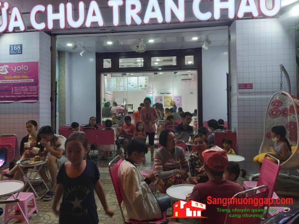 Sang quán sữa chua trân châu nằm mặt tiền đường, khu dân cư đông đúc, trung tâm quận Bình Tân.