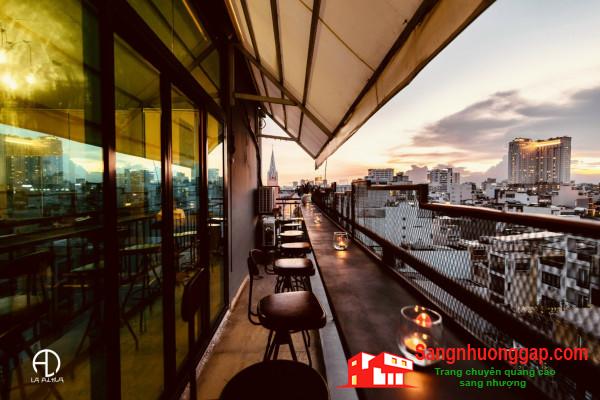 Sang nhượng Rooftop Bar & Coffee nằm trên tầng thượng view cực chill, không gian thoáng mát.