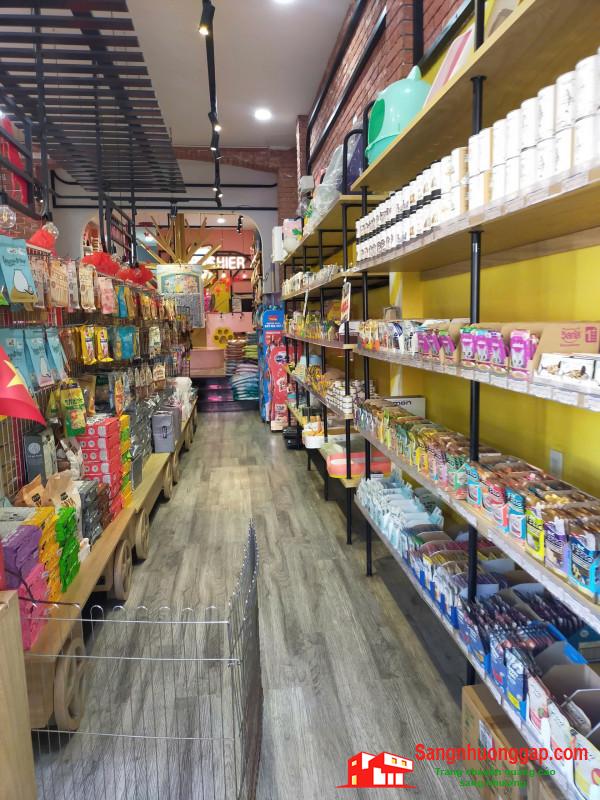 Sang cửa hàng thú nuôi