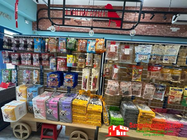 Sang cửa hàng thú nuôi