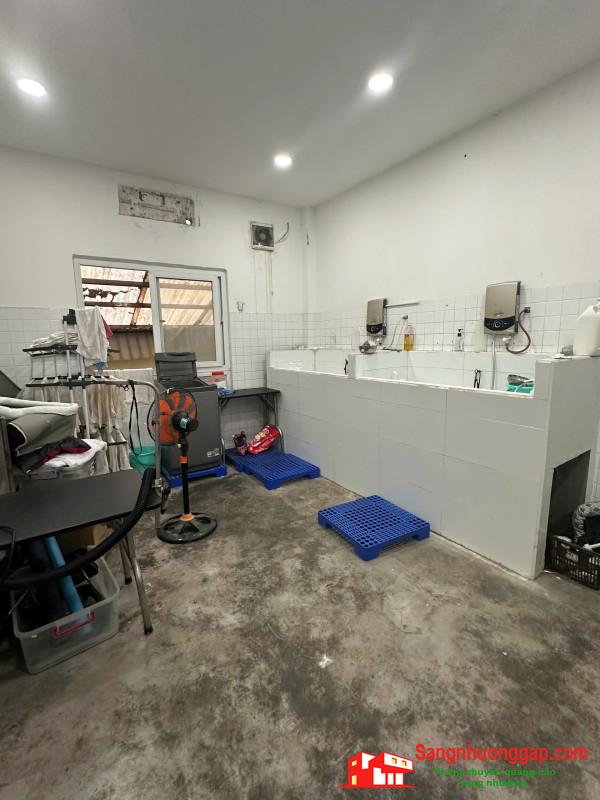 Sang cửa hàng thú nuôi