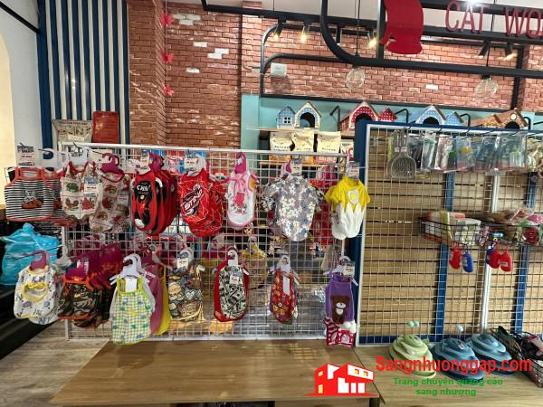 Sang cửa hàng thú nuôi