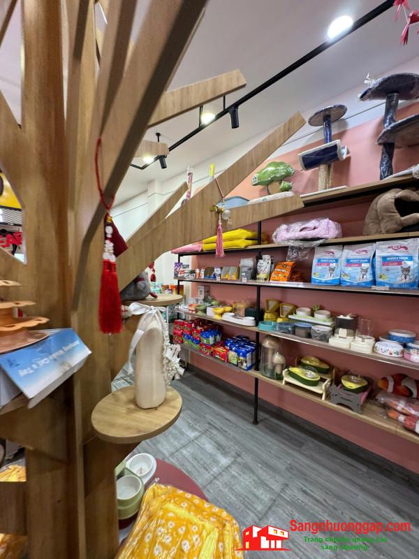 Sang cửa hàng thú nuôi