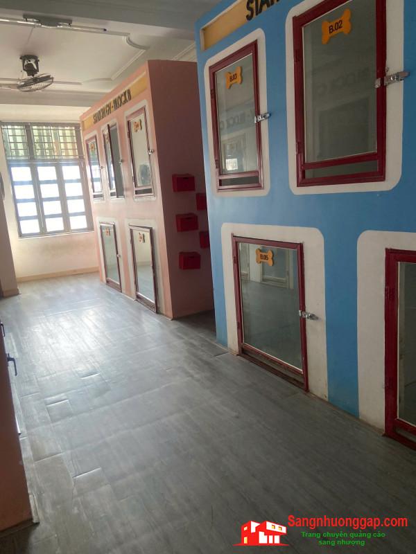 Sang cửa hàng thú nuôi